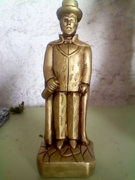 IMAGEM EM GESSO DE EXU 20 CM EM ACABAMENTO DE OURO EN