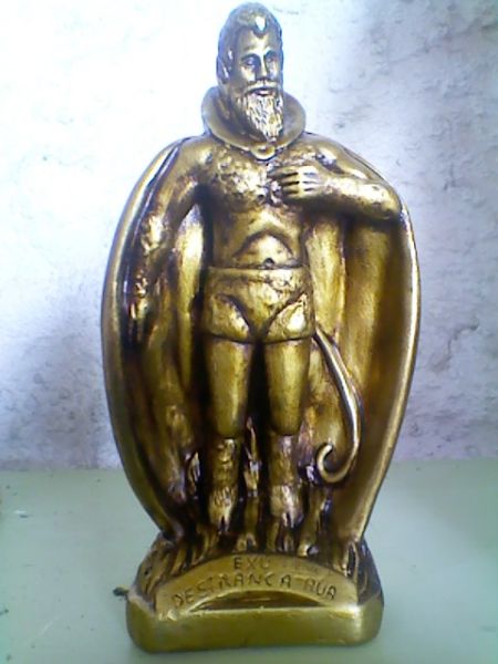 IMAGEM EM GESSO DE EXU 20 CM EM ACABAMENTO DE OURO EN